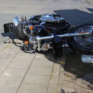 Das Motorrad liegt an der Unfallstelle auf der Straße.