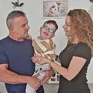 Vater Panagiotis Mpouritsas (50) und Mutter Vanessa Trabazos (40) mit Jason (7).