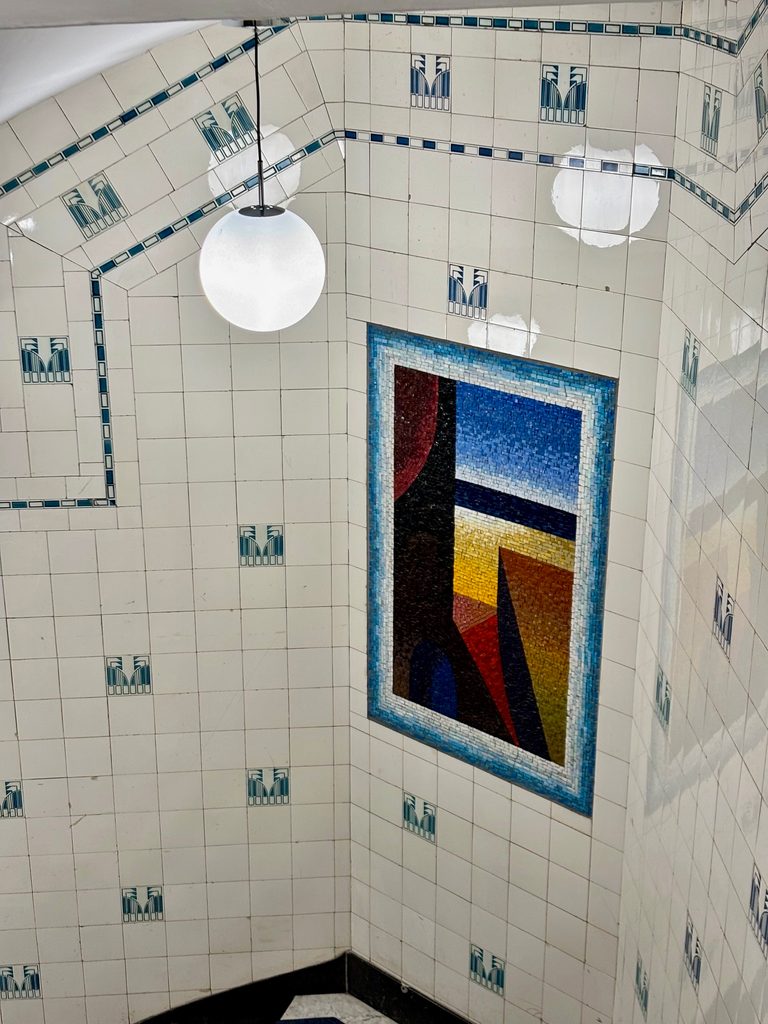 Auch dieses besondere Mosaik im Treppenhaus der Rathausstraße 4 droht zu verschwinden.