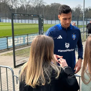Davie Selke vor zwei weiblichen Fans