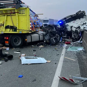 Trümmerfeld auf der A7: am frühen Montagmorgen krachten mehrere Lkw ineinander.