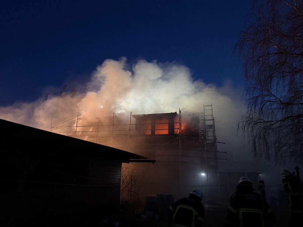 Am Montagabend ist aus noch unbekannten Gründen der Dachstuhl eines Hauses am Kirchwerder Hauptdeich in Flammen aufgegangen.
