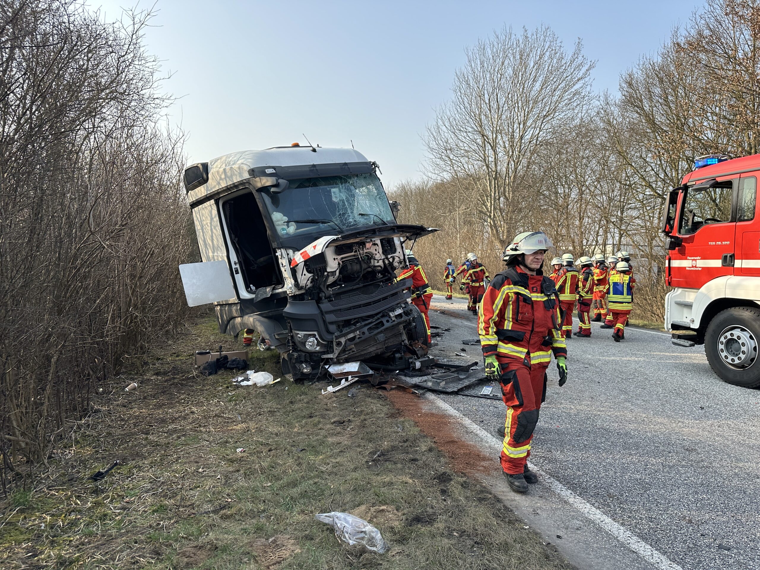 Auf der B205 kam es zu einem schweren Lkw-Unfall.