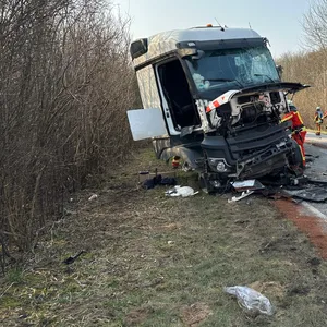 Auf der B205 kam es zu einem schweren Lkw-Unfall.
