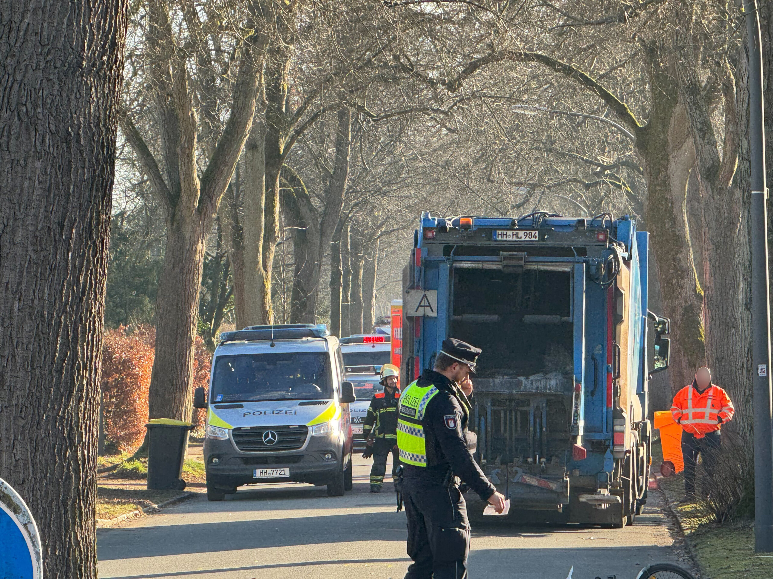 Das Kind war mit seinem Fahrrad von einem Müllwagen erfasst worden.