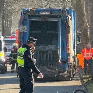 Das Kind war mit seinem Fahrrad von einem Müllwagen erfasst worden.