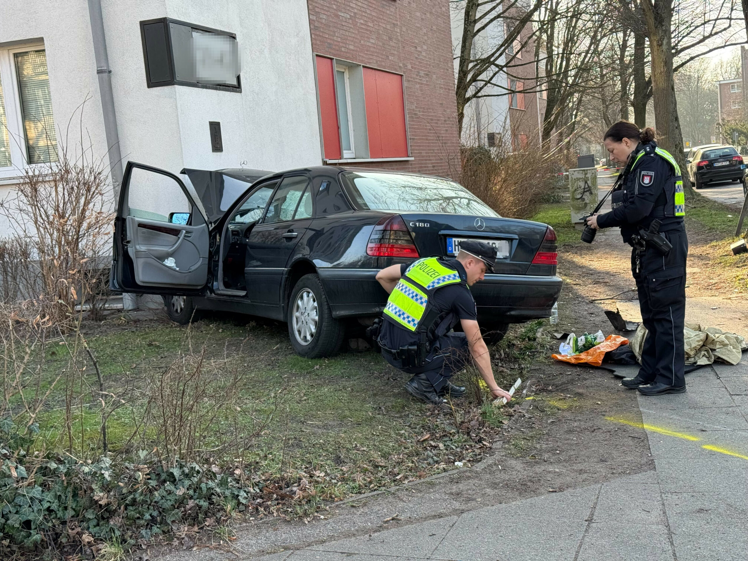 Ein kaputtes Auto vor einem Haus