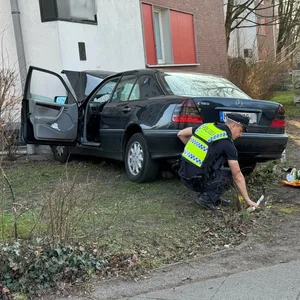 Ein kaputtes Auto vor einem Haus