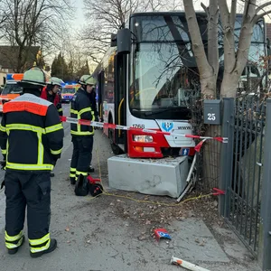Feuerwehrleute sind an der Unfallstelle im Einsatz.