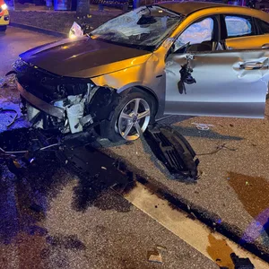 Das schwer beschädigte Auto steht auf der Straße.