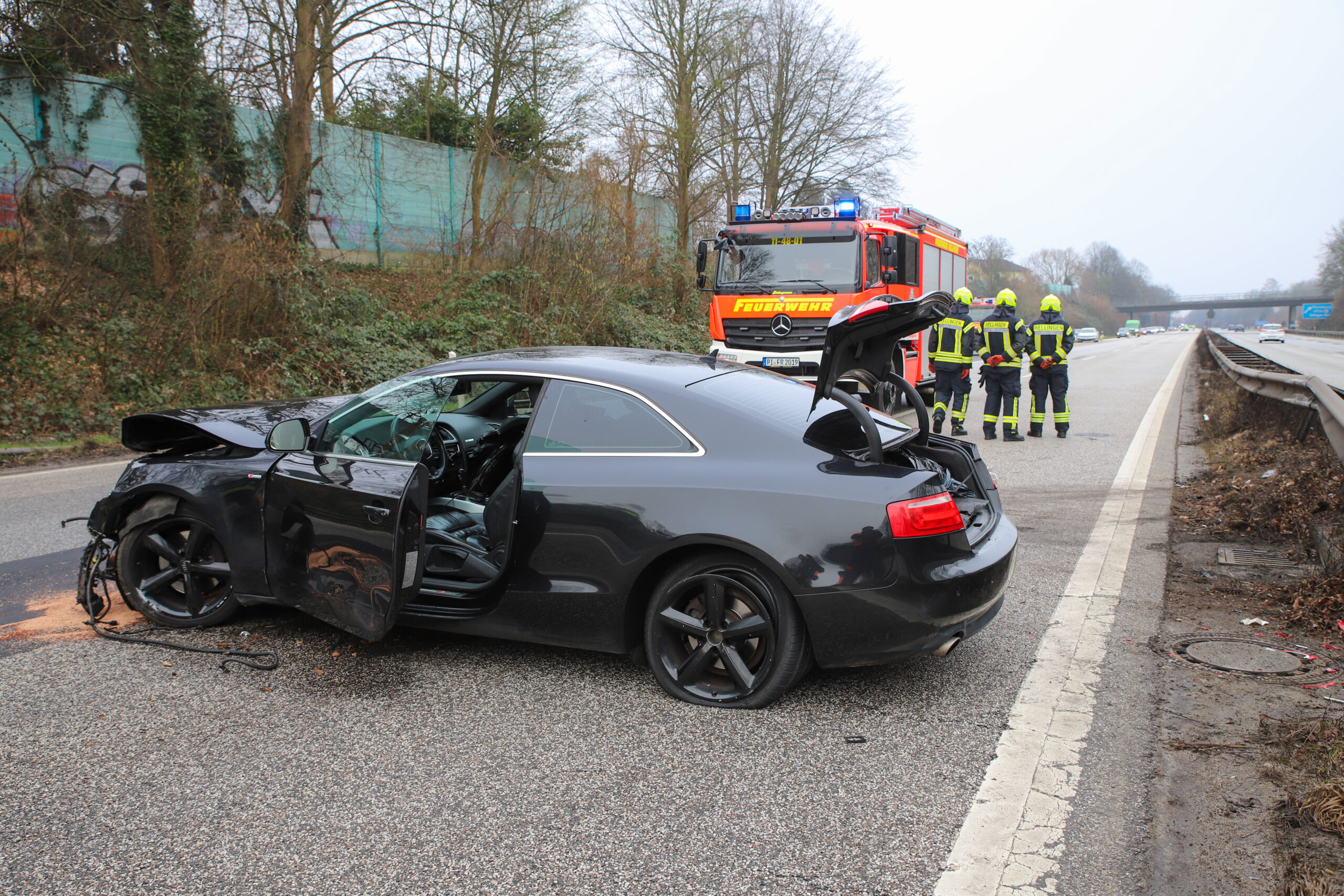 Betrunkener Vater rast mit Sohn im Auto auf A23 bei Pinneberg in Leitplanke – beide verletzt in Klinik