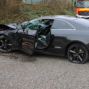 Betrunkener Vater rast mit Sohn im Auto auf A23 bei Pinneberg in Leitplanke – beide verletzt in Klinik