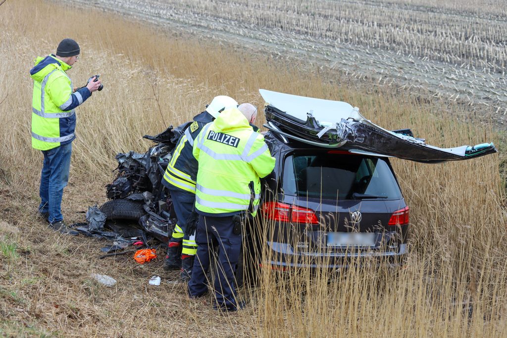 Der VW wurde durch die Wucht des Aufpralls zerstört.