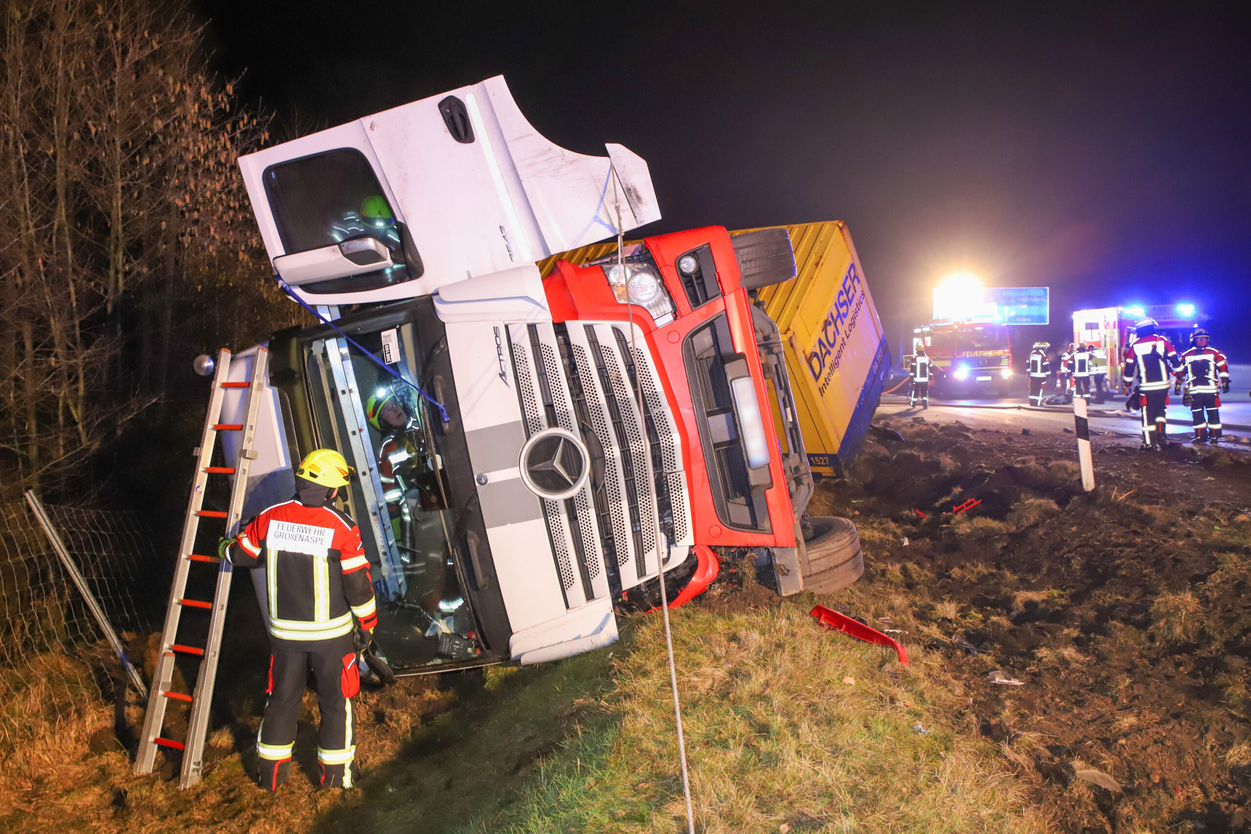 Der Lkw-Fahrer kam aus noch ungeklärter Ursache von der Fahrbahn der A7 ab.