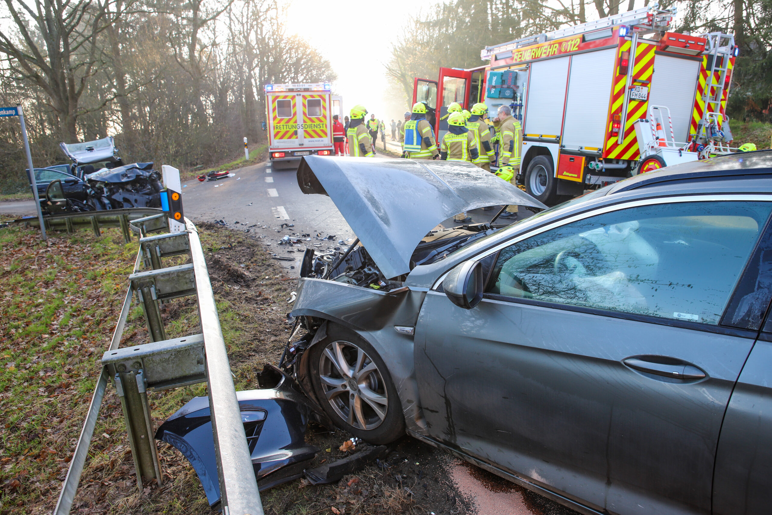 Zwei Pkw im Norden frontal miteinander kollididiert – Autofahrerin lebensgefährlich verletzt