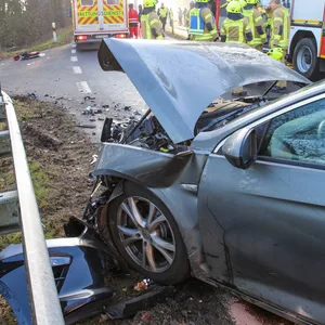 Zwei Pkw im Norden frontal miteinander kollididiert – Autofahrerin lebensgefährlich verletzt
