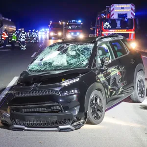 ein kaputtes Auto auf der Autobahn