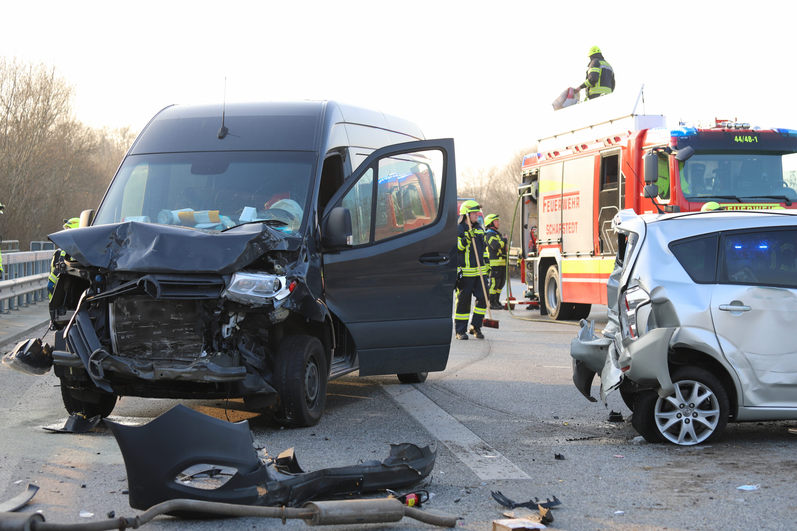 Bei dem Unfall wurden drei Personen verletzt.