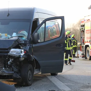 Bei dem Unfall wurden drei Personen verletzt.