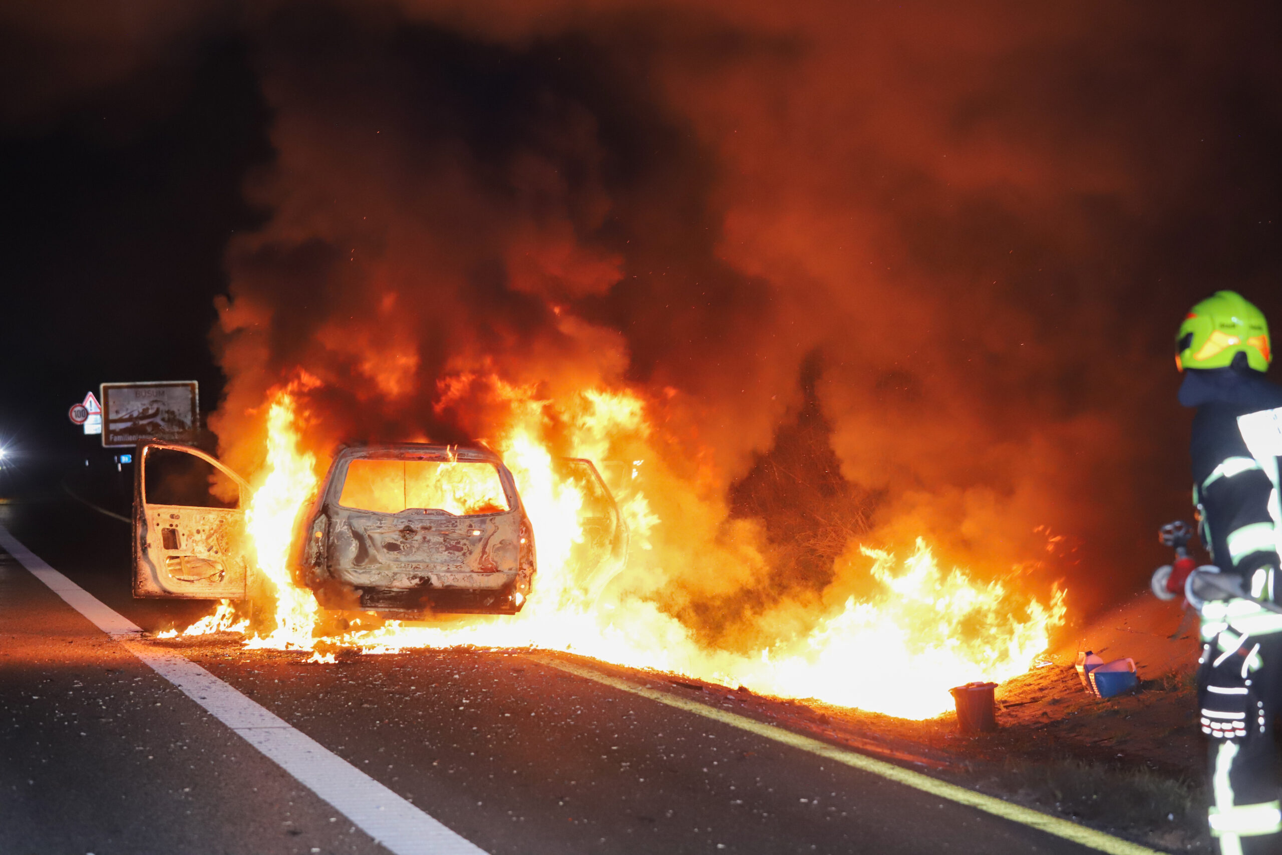 Ein brennendes Auto steht auf der A 23 bei Heide.