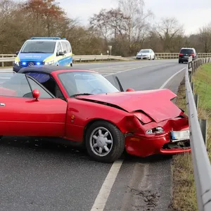 Ein kaputter Mazda an der Leitplanke