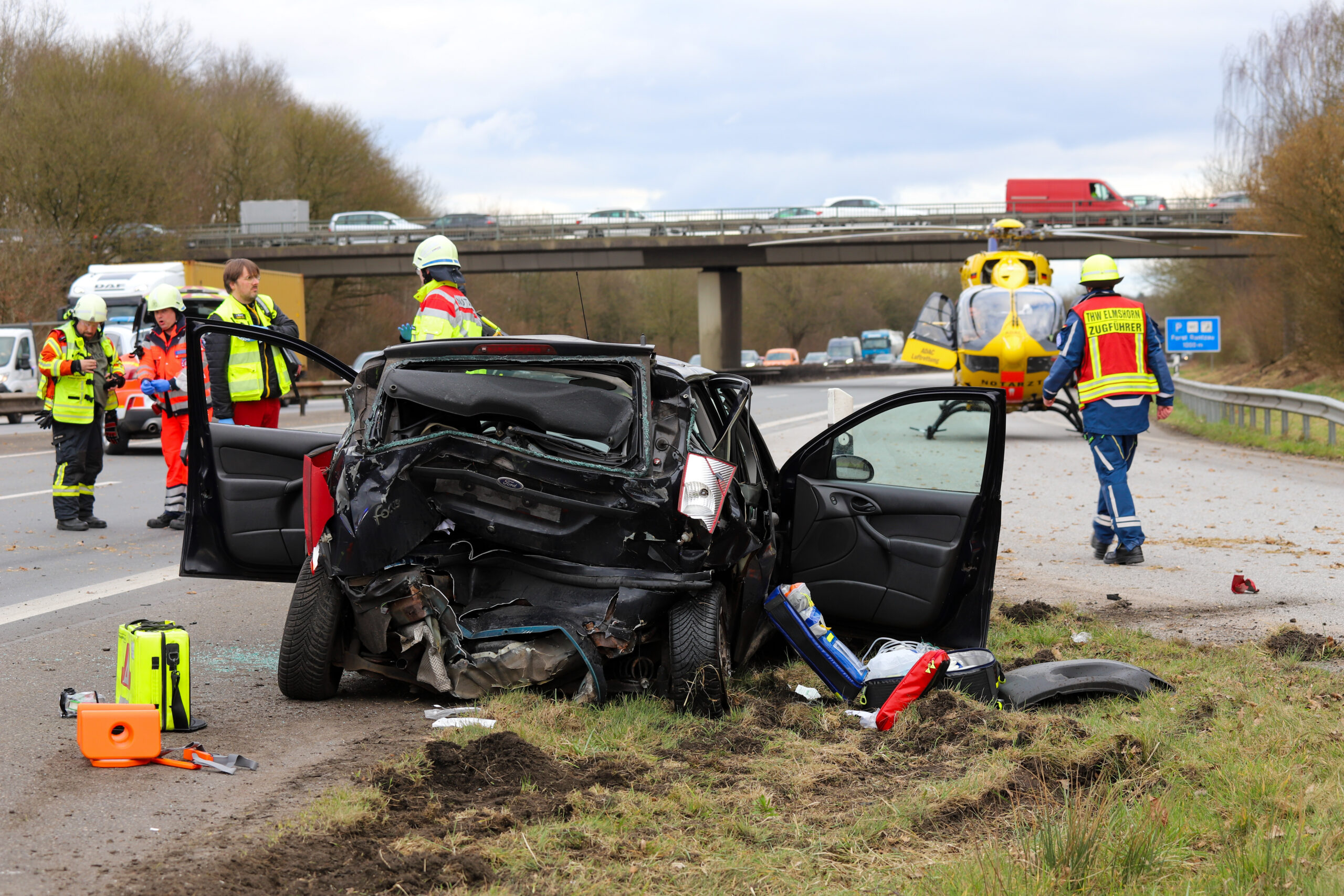 Der Ford wurde bei dem Unfall auf der A23 zerstört. Ein Rettungshubschrauber landete auf der Fahrbahn.