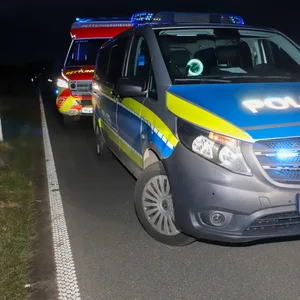 Der Junge wurde von diesem Polizeiwagen erfasst und schwer verletzt.