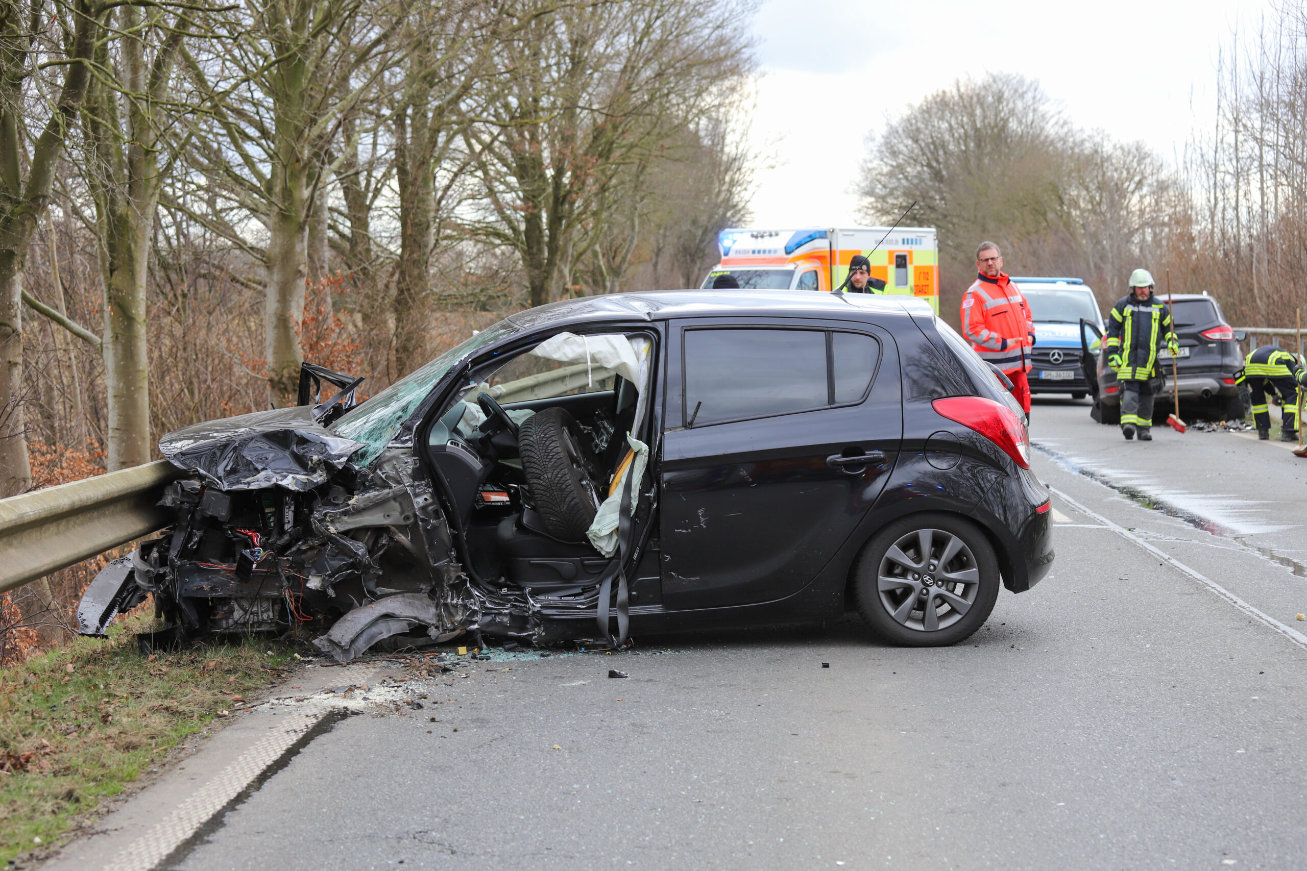 Ein Auto ist bei einem Verkehrsunfall schwer beschädigt worden.