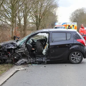 Ein Auto ist bei einem Verkehrsunfall schwer beschädigt worden.