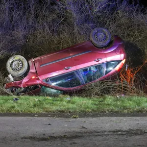 Das Auto überschlug sich und landete im Graben neben der Autobahn.