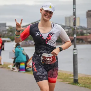 Rebecca Suhr läuft bei einem Triathlon