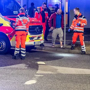 Rettungskräfte vor einem Haus in Geesthacht bei Hamburg