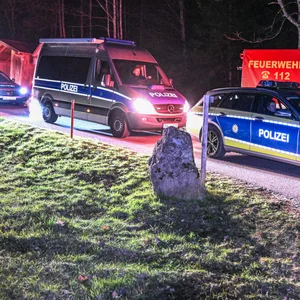 Feuerwehr und Polizei beteiligen sich an einer Suchaktion, nachdem ein zweijähriger Junge vermisst wurde.