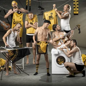 Das Dubioza Kolektiv wird bei einem Fotoshooting beim Wäsche waschen gezeigt.