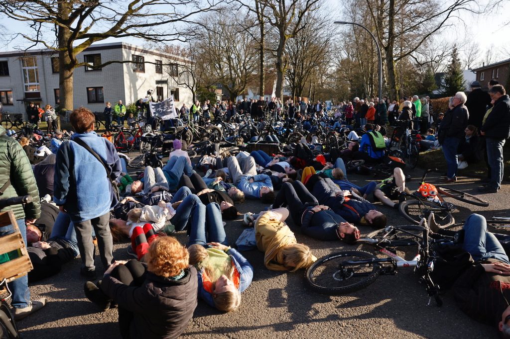 Hunderte Menschen bei der Mahnwache