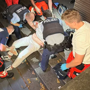 Sanitäter versorgen nach einer Massenschlägerei am Jungfernstieg einen jungen Mann.