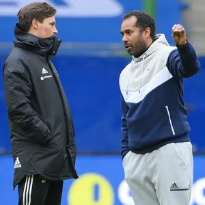 Merlin Polzin und Daniel Thioune sprechen auf dem Feld miteinander