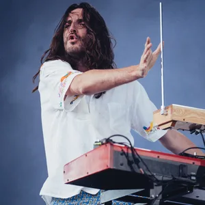 Mezerg an den Tasten und am Theremin
