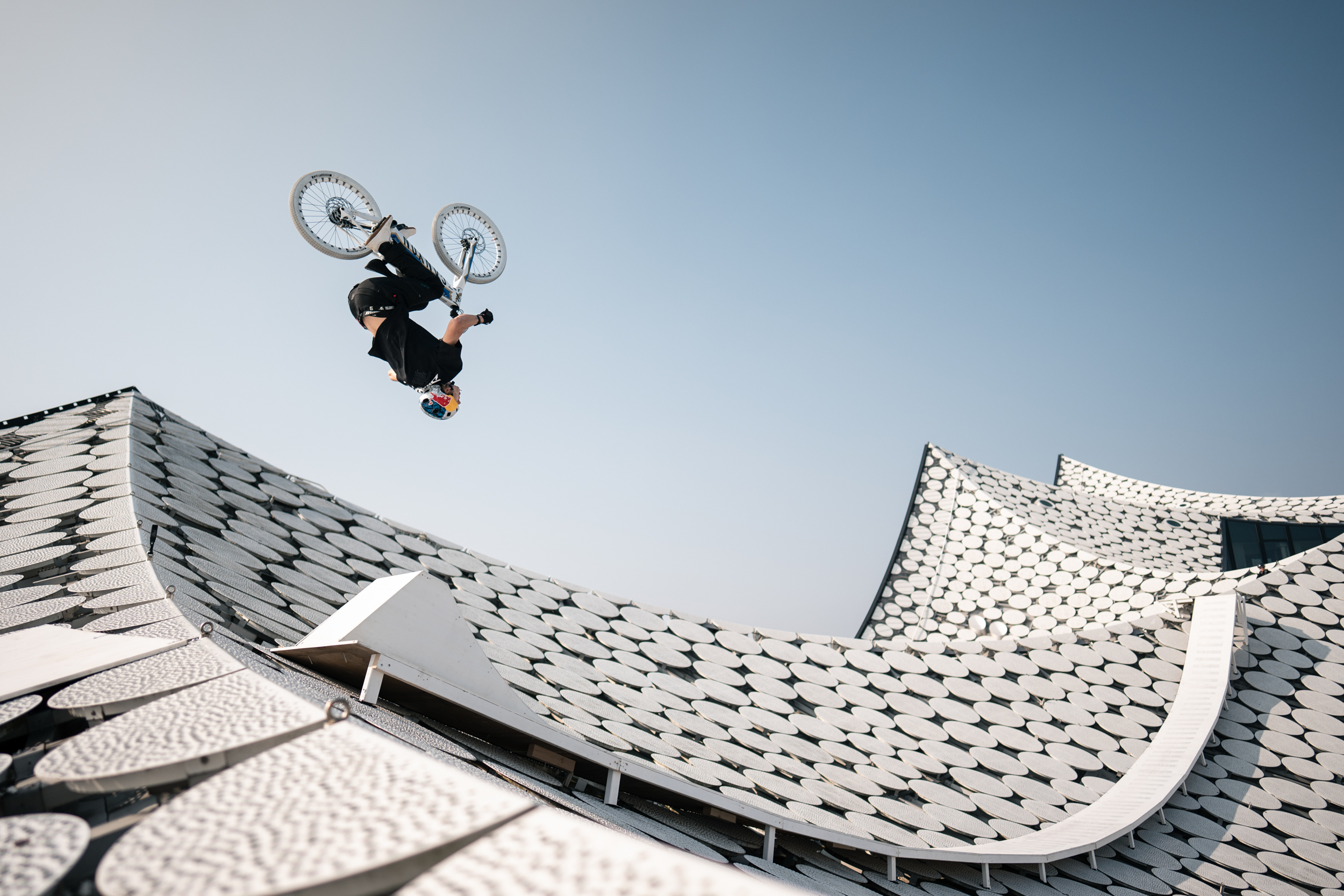 Fabio Wibmer während seines Stunts auf dem Dach der Elbphilharmonie