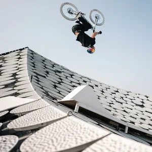 Fabio Wibmer während seines Stunts auf dem Dach der Elbphilharmonie