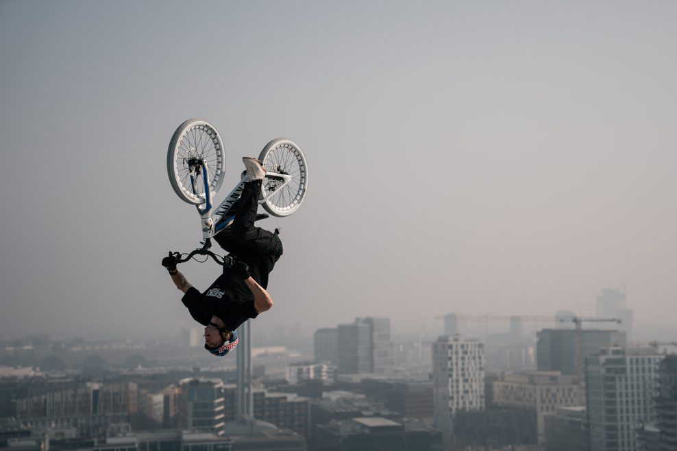 Fabio Wibmer während des Stunts auf dem Dach der Elbphilharmonie