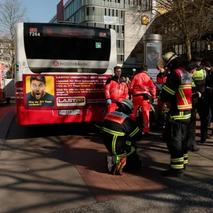 Polizei, Sanitäter und Feuerwehr neben einem Bus am Altonaer Bahnhof