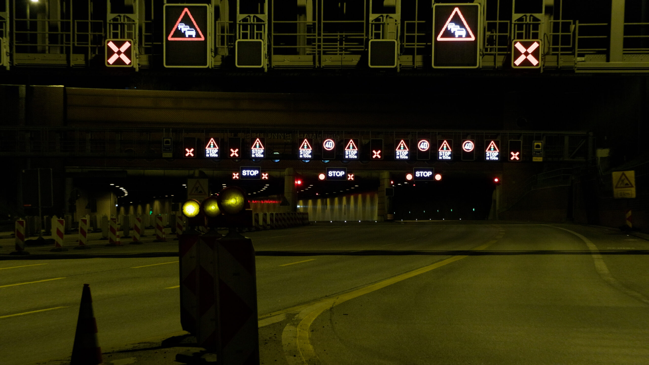 Seit 21 Uhr sind alle vier Röhren des Elbtunnels gesperrt.