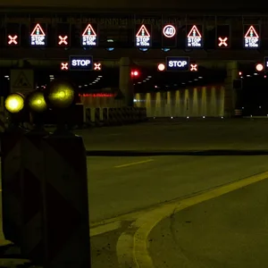 Seit 21 Uhr sind alle vier Röhren des Elbtunnels gesperrt.