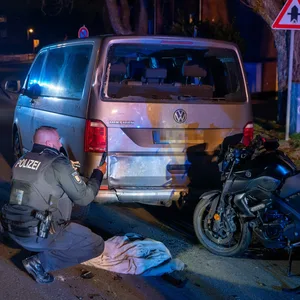 Ein Polizist macht Fotos von den beiden am Unfall beteiligten Fahrzeugen.