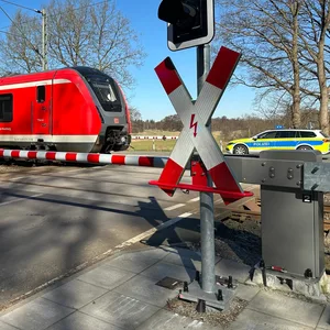 Ein Bahnübergang mit Polizeiwagen