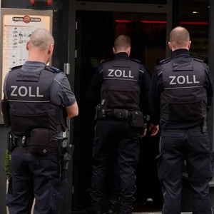 Zollbeamte gehen in ein Restaurant