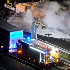 Der brennende Schwerlast-Lkw auf der A7 bei Seevetal nahe Hamburg.