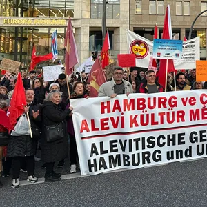 Am Freitag sind hunderte Menschen auf die Straße gegangen, um gegen die Repression der Erdogan-Regierung in der Türkei zu protestieren.
