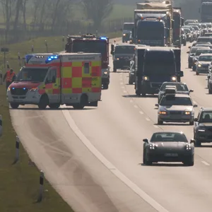 Der Verkehr staut sich nach einem Unfall auf der A7